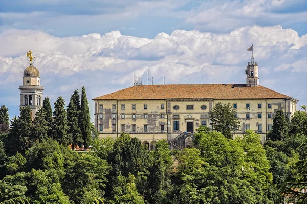 Hrad z Udine a Zlatý Anděl na zvonici. — Stock fotografie