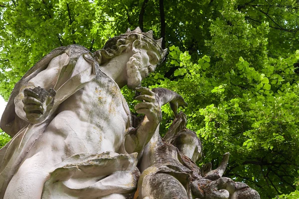 17 eeuw sculptuur in een openbaar park. — Stockfoto