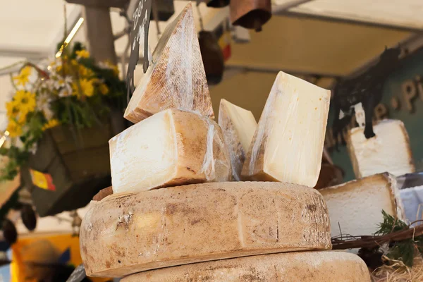 Peynir ve kesme parçaları bir Pazar içinde oylum üstünde belgili tanımlık sayaç. Stok Fotoğraf
