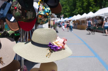 Kadının hasır şapkalar, bir Pazar Satılık.