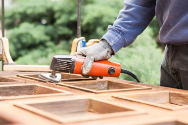 İş yerinde ile açısal Sander marangoz. 