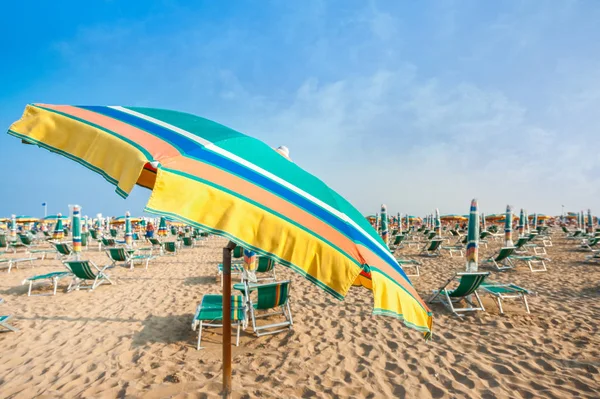 Plaj şemsiye plaj rahatlatıcı ve güneş için ayarla. 