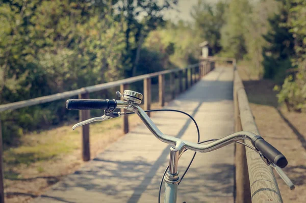 Cyklistické cesty a kol řídítka detail. Jízdní kolo přátelské město. — Stock fotografie