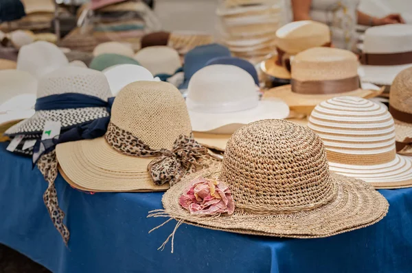 Sombreros de verano para mujeres en el mercado callejero . —  Fotos de Stock