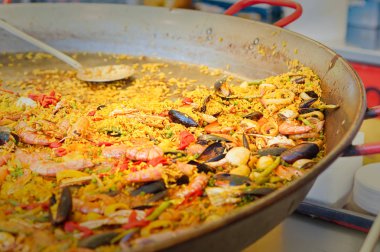 Straditional İspanyol paella deniz ürünleri ve tavuk ile.