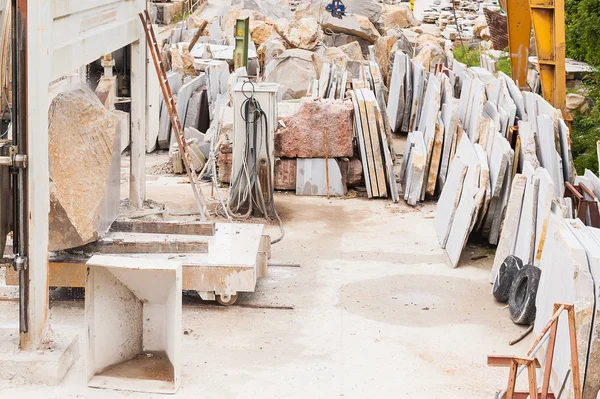 Завод для різання кам'яних блоків у плити для будівництва — стокове фото