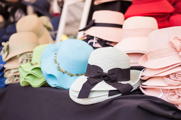 Sombreros de paja de mujer, a la venta en un mercado . —  Fotos de Stock