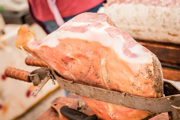 Rauwe ham in de bankschroef klaar om te worden gesneden. — Stockfoto