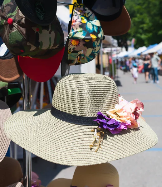 Słomkowe kapelusze kobiety, dla sprzedaży na targu. — Zdjęcie stockowe