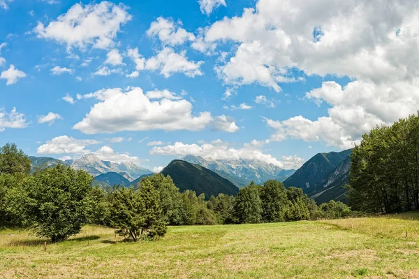 Panorama agradável dos Alpes Italianos no dia de verão . — Fotografia de Stock