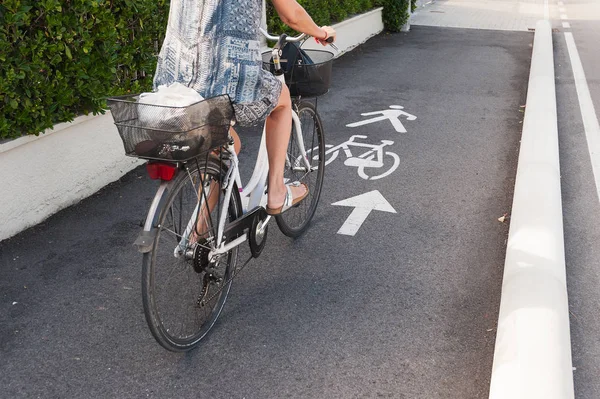 Segnaletica stradale e freccia per biciclette. Ciclista . — Foto Stock