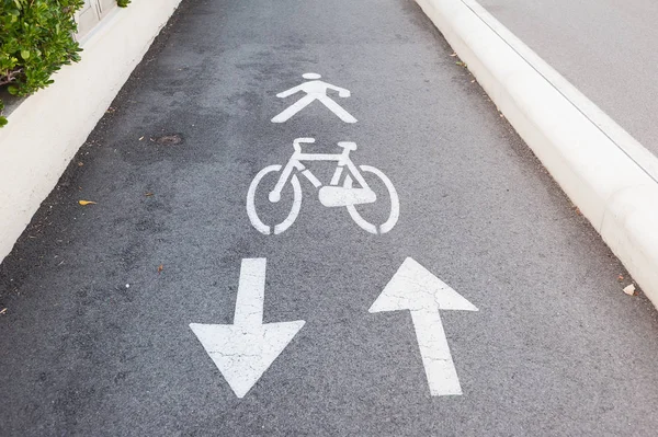 Велосипед дорожній знак і стрілка . — стокове фото