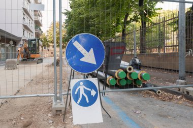 Şehir içinde yol çalışmaları. Yaya ok işareti.