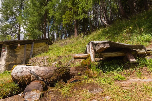 Velha fonte de madeira na montanha  . — Fotografia de Stock