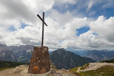 Dağ manzarası ile çapraz, mavi gökyüzü ve bulutlar.
