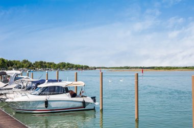 Lagün limanında demirleyen tekneleri. 