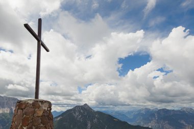 Dağın zirvesinde tahta haç. 