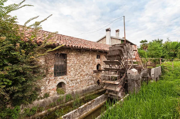 Antiguo molino de agua. — Foto de Stock