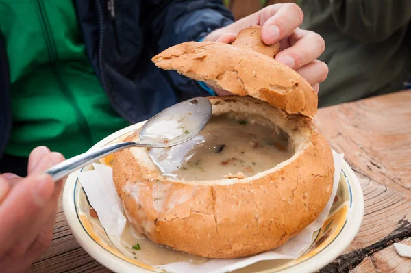 クリーミーなきのこのスープ、パンのボウルでお召し上がりいただけます. — ストック写真