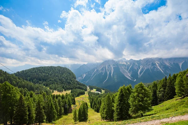 Krajobraz górski Dolomitów z wyciągu krzesełkowego — Zdjęcie stockowe