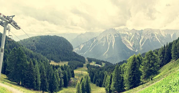 Dolomites telesiyej ile dağ manzarası