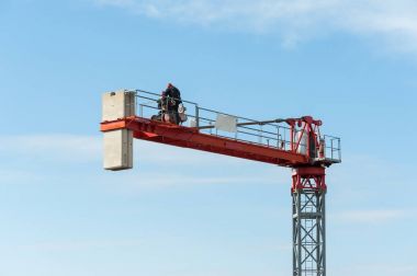 Bir inşaat vinç montajı.