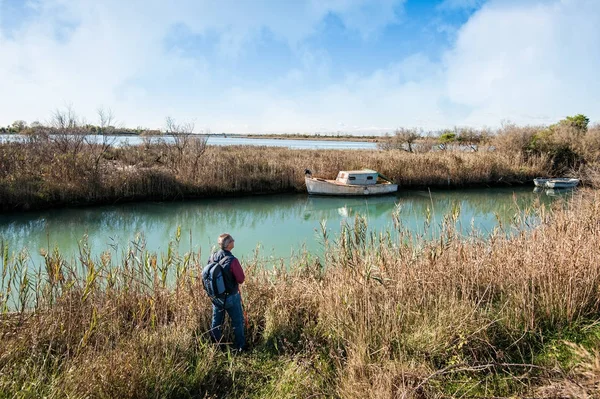 Senderista (60 años) en zona salvaje de una laguna . — Foto de Stock