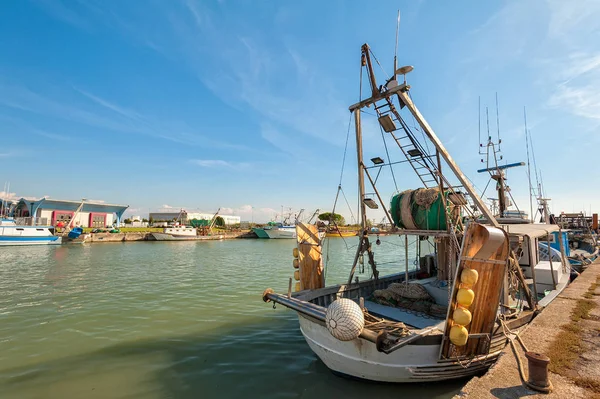 Balıkçı tekneleri limanda palamarla. — Stok fotoğraf