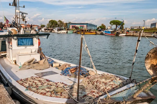 İskeledeki bir ticari balıkçı teknesi — Stok fotoğraf