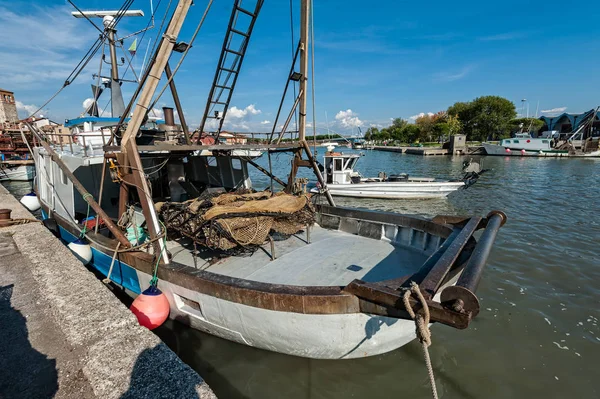 Un barco de pesca comercial en el muelle —  Fotos de Stock