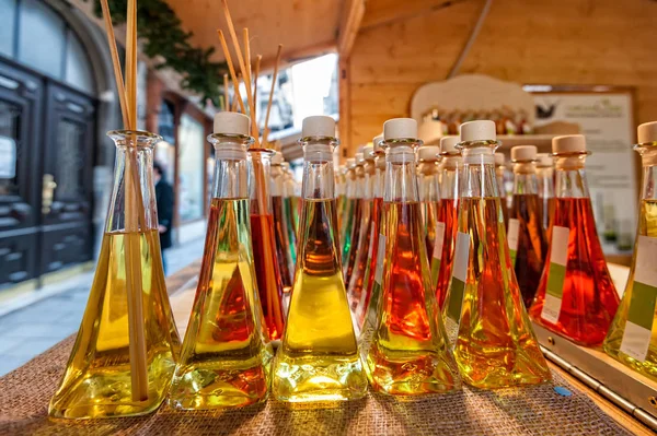 Flessen van geurstoffen met stokken voor de geur van het huis — Stockfoto