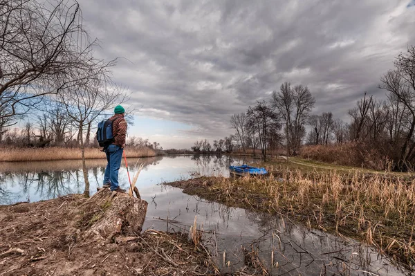 Caminante Descansando Orilla Del Río Senderismo Concepto Personas Viajes Turismo — Foto de Stock