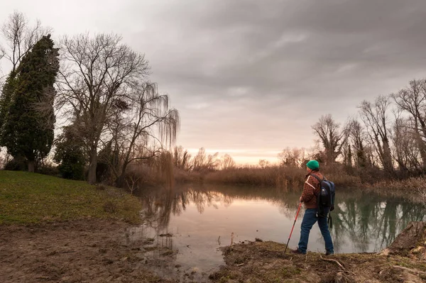 Caminante con backpakck en la orilla del río . — Foto de Stock