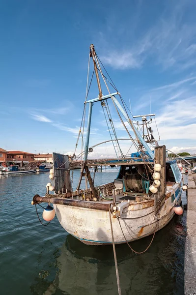 Un peschereccio commerciale in banchina — Foto Stock