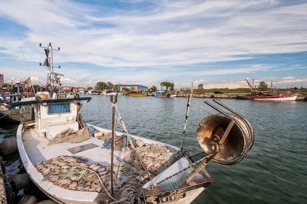 码头上的一艘商业渔船 — 图库照片