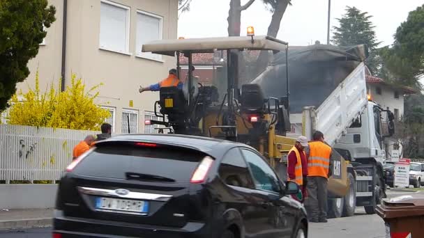 Udine Italien Mars 2017 Urban Väg Uppbyggnad Asfaltering Pågår Arbetare — Stockvideo