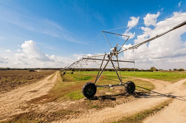 Sistema de riego pivotante central . — Foto de Stock