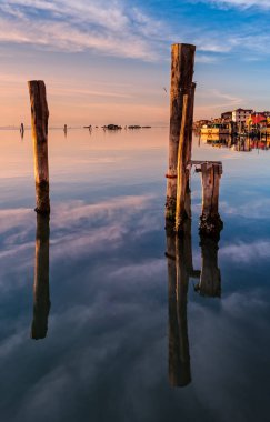 Venedik Lagünü üzerinde romantik günbatımı. Pellestrina Adası.