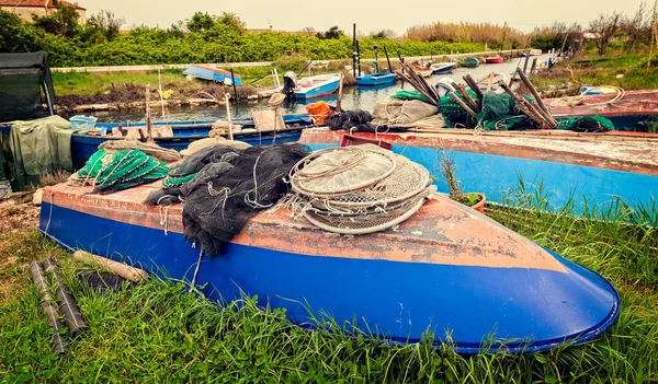 Fischerboote und Fischernetze. — Stockfoto