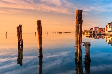 Venedik Lagünü üzerinde romantik günbatımı. Pellestrina Adası.