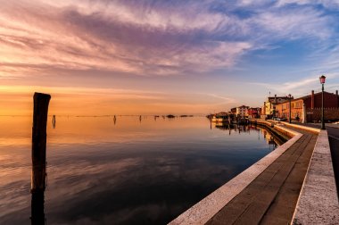 Venedik Lagünü üzerinde romantik günbatımı. Pellestrina Adası.
