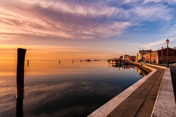 Pôr do sol romântico na lagoa de Veneza. Ilha de Pellestrina . — Fotografia de Stock