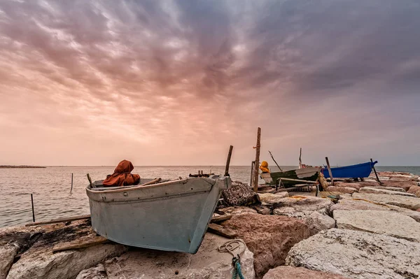 Barco de pesca ancorado no penhasco ao pôr do sol . — Fotografia de Stock