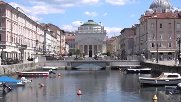 Trieste Italia Luglio 2019 Canal Grande Con Chiesa Sant Antonio — Video Stock