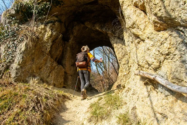 Senderista Mujer Camina Través Túnel Natural Montaña — Foto de Stock
