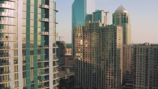 Luftaufnahmen Der Uptown Charlotte Apartments Und Des Duke Energy Building — Stockvideo