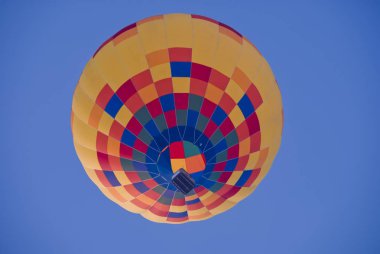 Mavi gökyüzünde balon