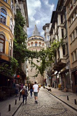 İstanbul 'un Galata Kulesi manzaralı eski caddesi