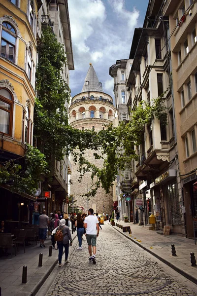 İstanbul 'un Galata Kulesi manzaralı eski caddesi