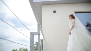 Rüya düğün. Güzel gelin damat için bekliyor. Mutlulukla gülümseyerek gelin. Düğün kutlama. Parlak güneşli bir günde.